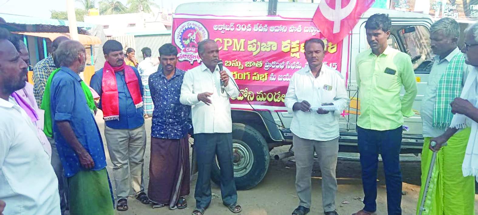 మాట్లాడుతున్న వెంకటేశులు