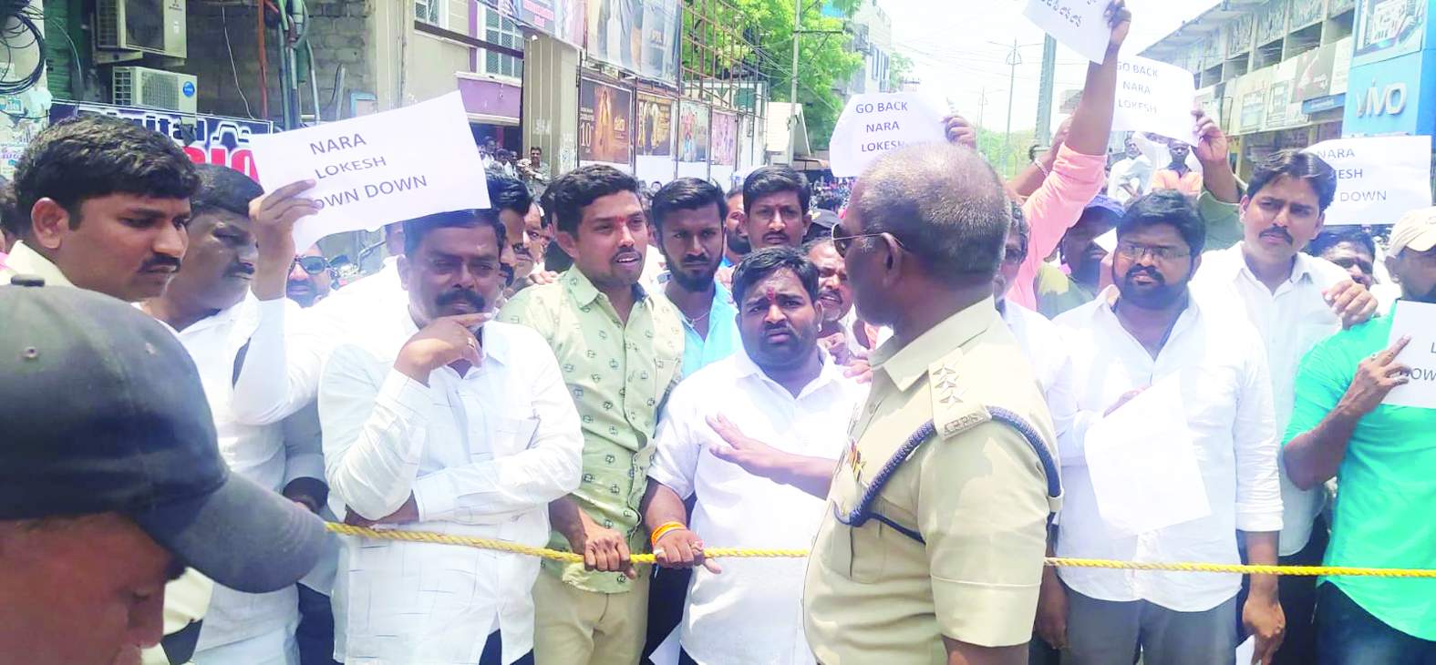 ఇరు గ్రూపులకు నచ్చచెబుతున్న డీఎస్పీ వినోద్‌ కుమార్‌