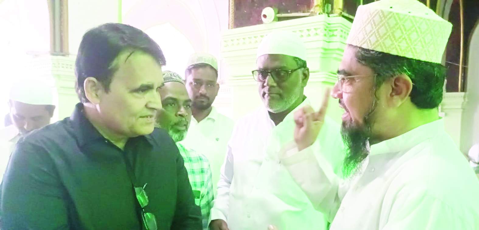 అనిఫ్‌ఖాన్‌ను సన్మానిస్తున్న షఫీ