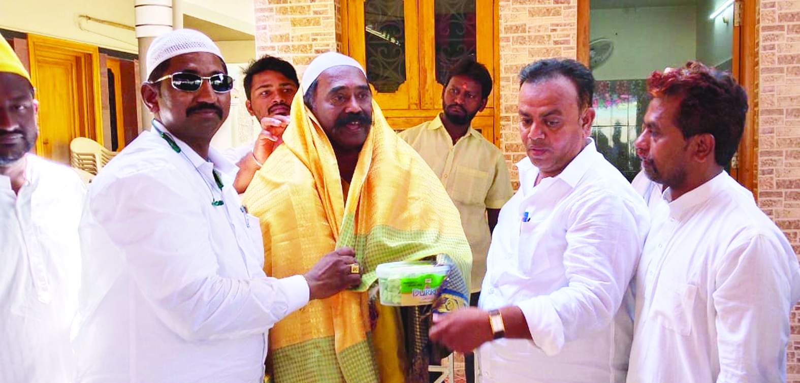 ఆదోనిలో మాజీ ఎమ్మెల్యే మీనాక్షి నాయుడును కలిసిన మైనార్టీ నాయకులు