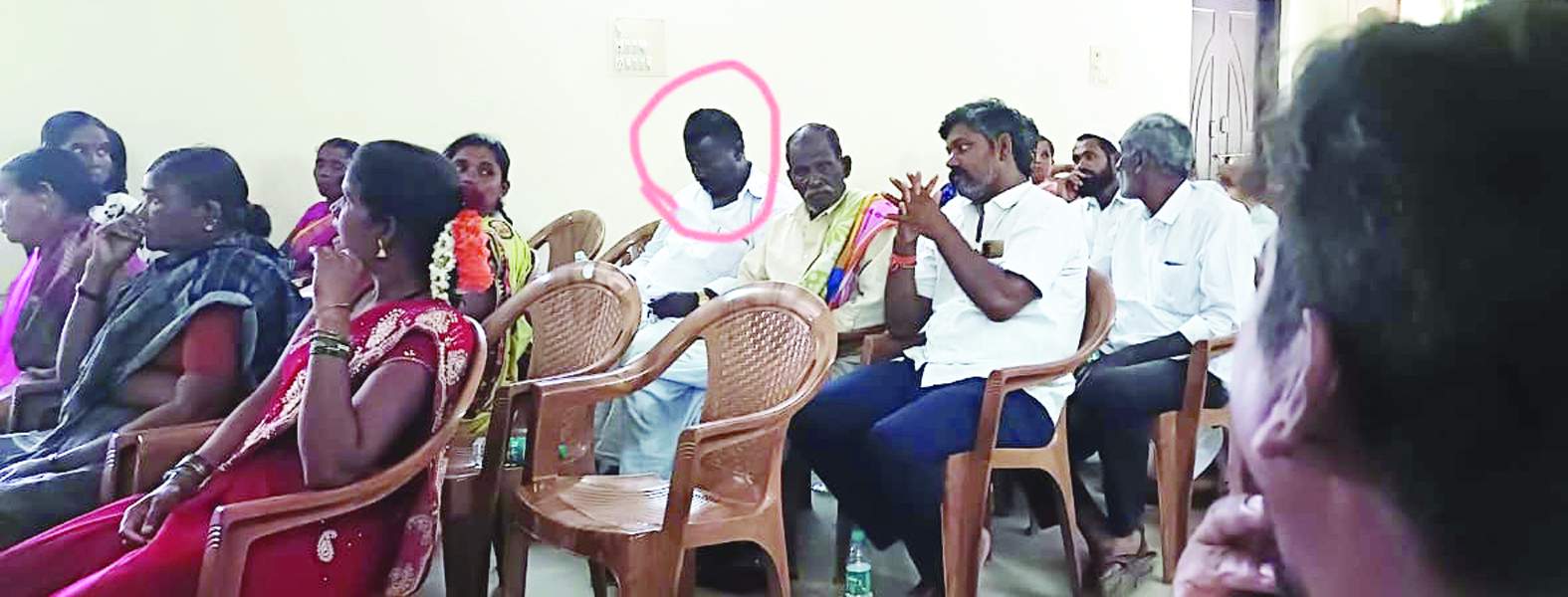 కునుకు తీస్తున్న ఓ ప్రజాప్రతినిధి