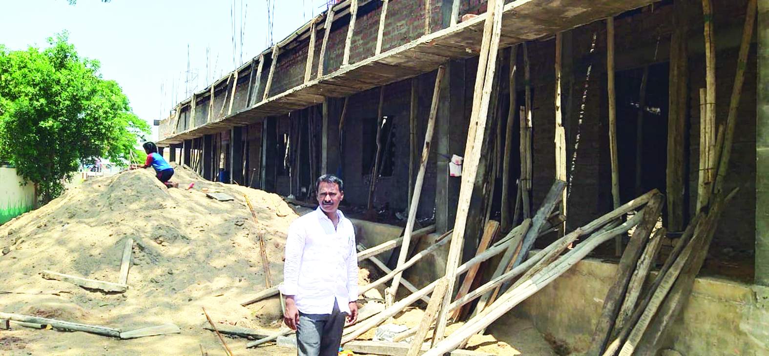 భవన నిర్మాణాలను పర్యవేక్షిస్తున్న ప్రధానోపాధ్యాయులు