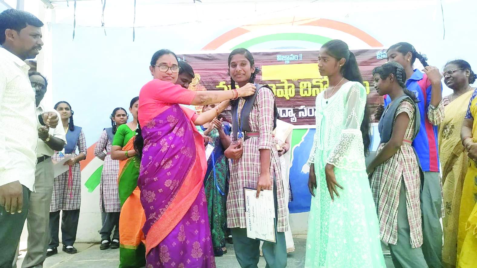 జిఎస్‌ఆర్‌ స్కూల్‌లో విద్యార్థిని అభినందిస్తున్న హెచ్‌ఎం