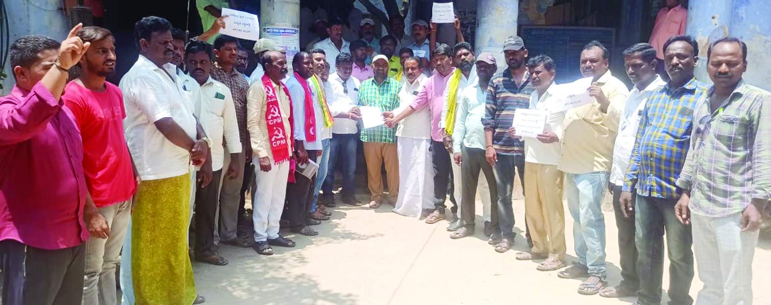 ఆలూరులో నిరసన చేపడుతున్న నాయకులు, జర్నలిస్టులు