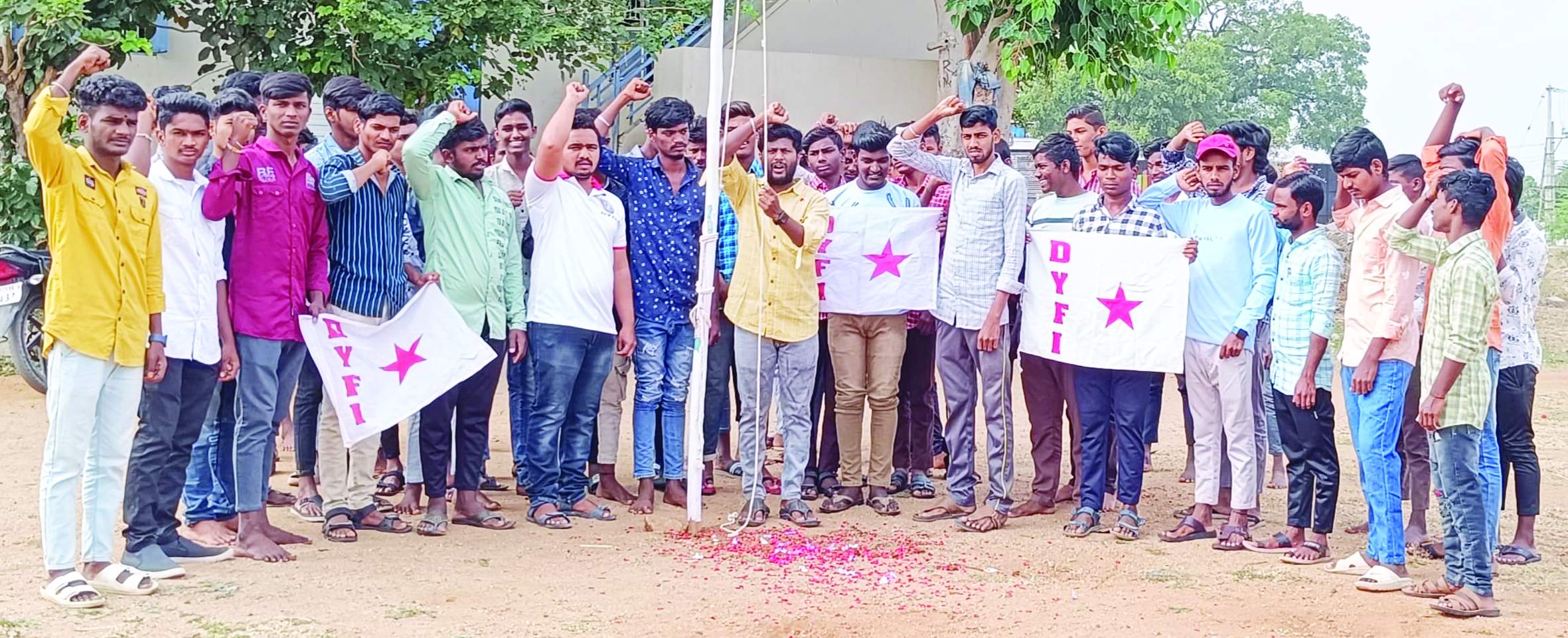 ఆలూరులో జెండావిష్కరణ చేస్తున్న మైనా