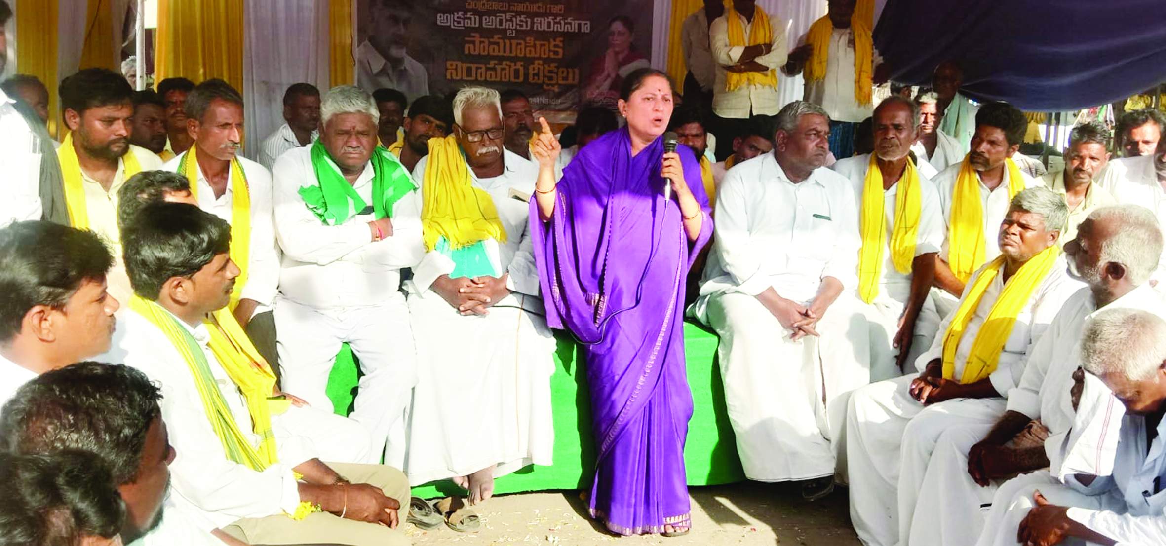 ఆలూరులో మాట్లాడుతున్న కోట్ల సుజాతమ్మ