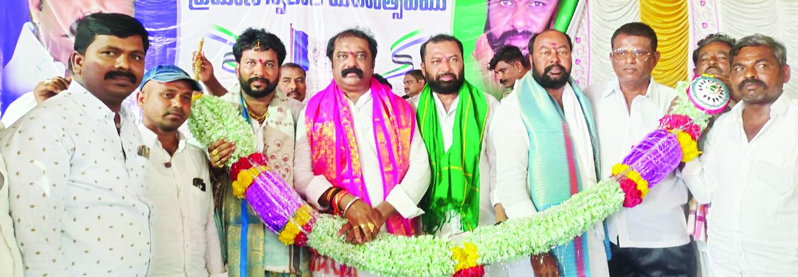 గుమ్మనూరు సోదరులను సన్మానిస్తున్న నాయకులు