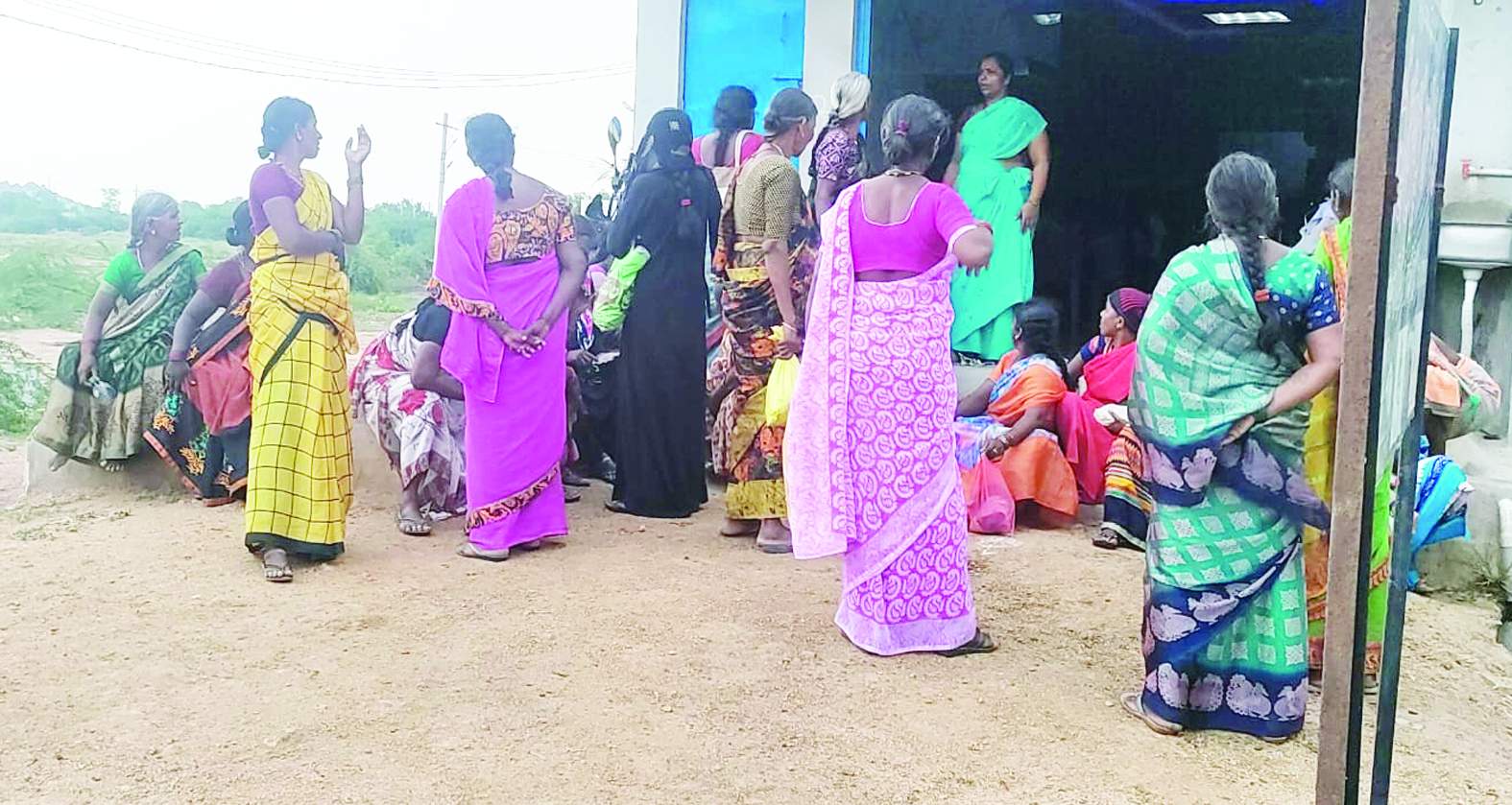 మధ్యాహ్న భోజనం కోసం ఆలూరు హోటల్‌ దగ్గర పడిగాపులు కాస్తున్న మహిళలు