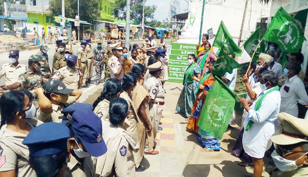 ముఖ్యమంత్రి వైఎస్‌ జగన్‌మోహన్‌రెడ్డి కాన్వాయ్ వెళ్తున్న సమయంలో తుళ్లూరు మండలం మందడం శిబిరం వద్ద రైతులను అడ్డుకుంటున్న పోలీసులు