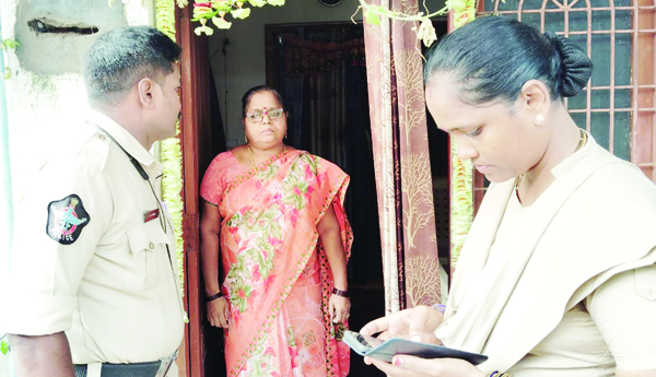 అంగన్‌వాడీ యూనియన్‌ జిల్లా అధ్యక్షులు పైడిరాజును ఇంటి వద్ద నిర్బంధించిన టూటౌన్‌ పోలీసులు