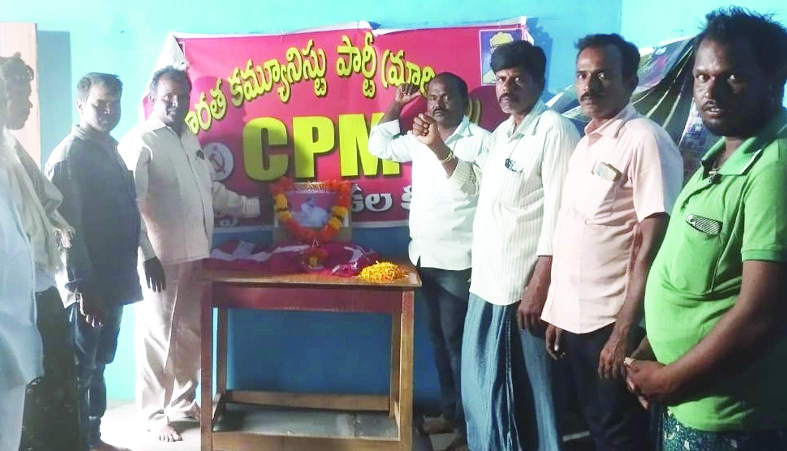 ఆస్పరిలో నివాళులర్పిస్తున్న నాయకులు