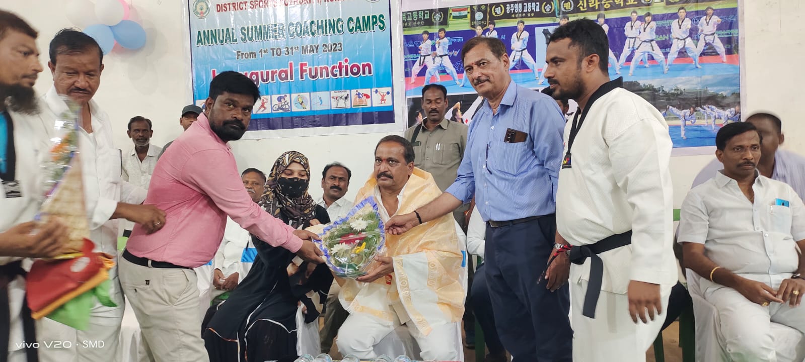 ఎమ్మెల్యేకు బొకే అందజేస్తున్న సిఇఒ పివి.రమణ, చీఫ్ కోచ్ ఎంఎన్వి.రాజు