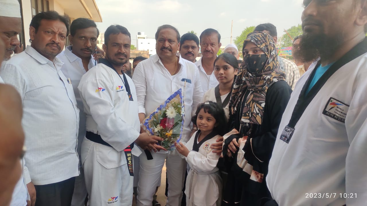 ఎమ్మెల్యేకు బొకే అందజేసి స్వాగతం పలుకుతున్న తైక్వాండో కోచ్ జి.షబ్బీర్ హుస్సేన్