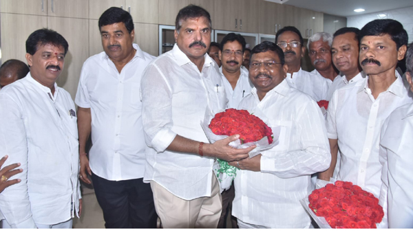 మంత్రి బొత్సకు శుభాకాంక్షలు తెలుపుతున్న డిప్యూటీ సిఎం రాజన్నదొర