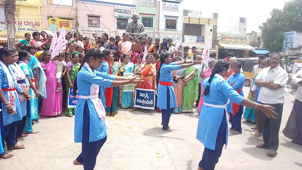 మహిళను చైతన్య పరుస్తూ నృత్య ప్రదర్శన చేస్తున్న కళాకారిణులు