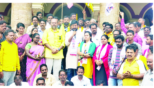 బొబ్బిలి : కోటలో నిరసన తెలుపుతున్న టిడిపి నాయకులు , కార్యకర్తలు