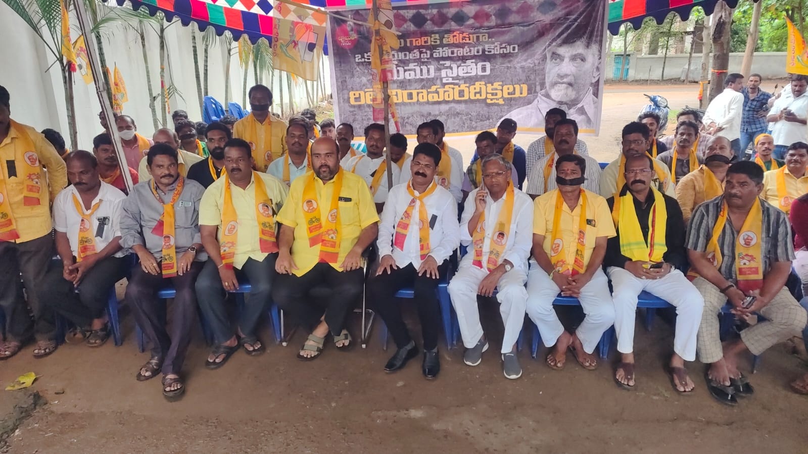    చీపురుపల్లి : దీక్షలో మాట్లాడుతున్న కిమిడి నాగార్జున