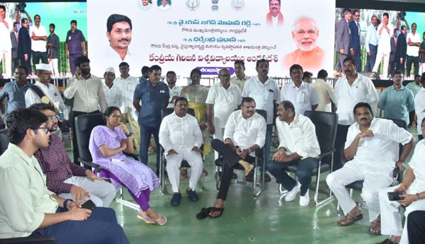 ఏర్పాట్లపై చర్చిస్తున్న మంత్రులు బొత్స, రాజన్నదొర