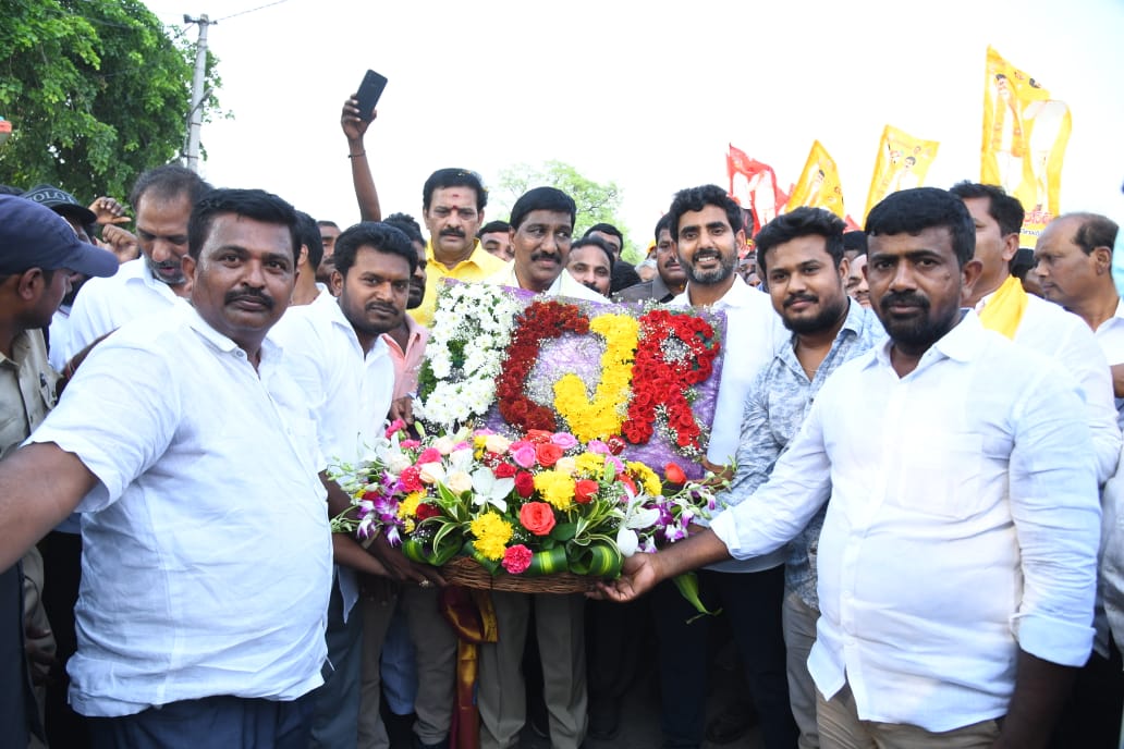 లోకేష్‌కు పుష్ఫగుచ్చం అందజేస్తున్న మాజీ ఎమ్మెల్యే బిసి జనార్దన్‌ రెడ్డి