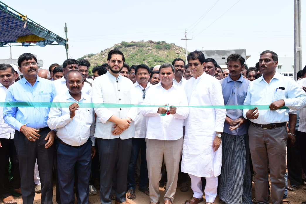 జగనన్న కాలనీకి రోడ్‌ కమ్‌ బ్రిడ్జి ప్రారంభిస్తున్న జిల్లా పరిషత్‌ చైర్మన్‌ ఎర్రబోతుల పాపిరెడ్డి