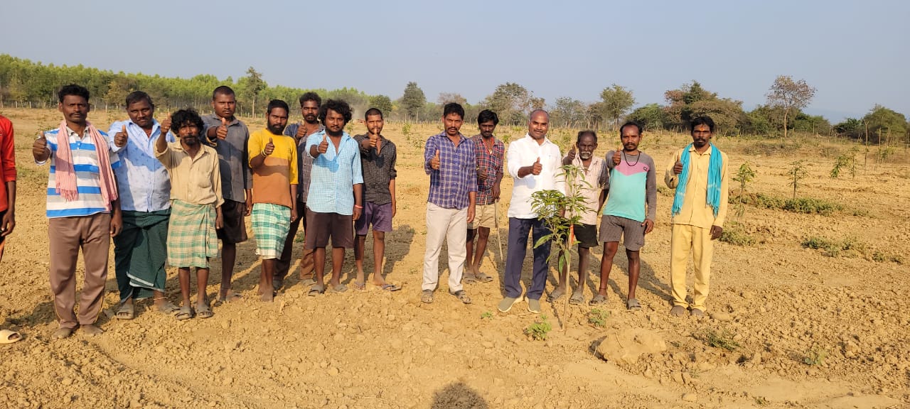 చెంచులతో కలిసి విఆర్ఒ సంస్థ అధ్యక్షుడు నరసింహారెడ్డి