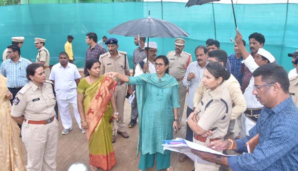 వైద్య కళాశాల వద్ద ఏర్పాట్లను పరిశీలిస్తున్న కలెక్టర్‌ నాగలక్ష్మి, ఎస్‌పి ఎం.దీపిక