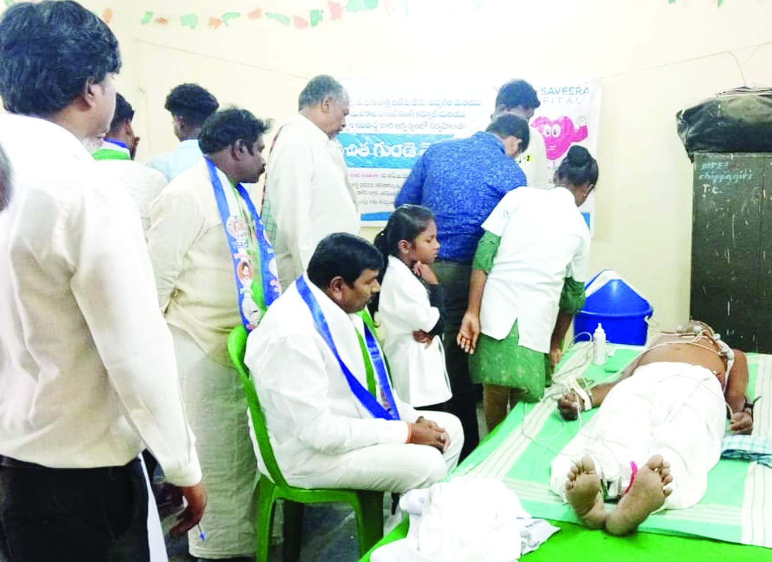 చిప్పగిరిలో ఉచిత వైద్య శిబిరాన్ని పరిశీలిస్తున్న జడ్‌పిటిసి విరుపాక్షి