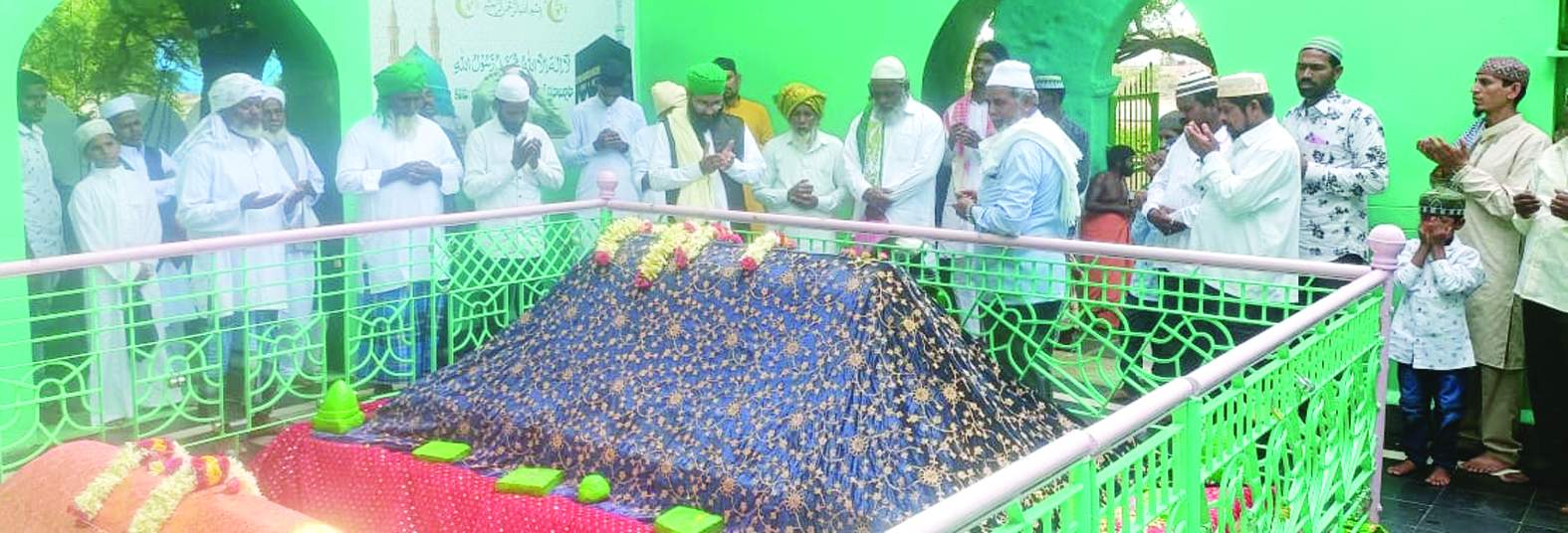 చిప్పగిరి బంబం స్వామి దర్గా దగ్గర ప్రత్యేక ప్రార్థనలు నిర్వహిస్తున్న మత పెద్దలు