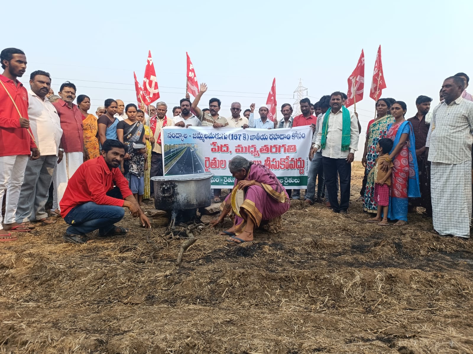 పొలాల్లోనే వంట వార్పు చేసుకుంటున్న రైతులు