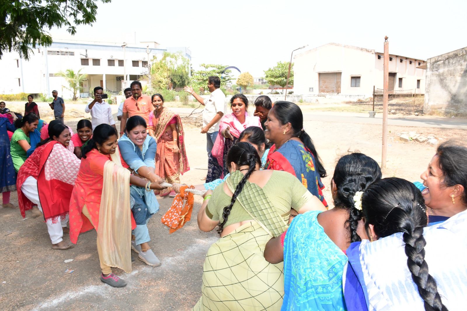 తాడు లాగు పోటీ ఆటలో పాల్గొన్న మహిళా ఉద్యోగులు