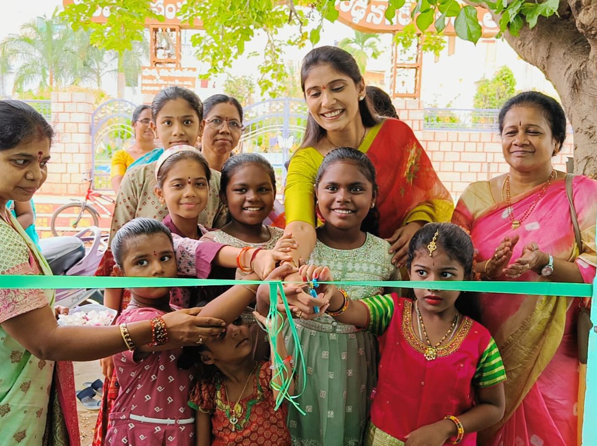 కుట్టు మిషన్ శిక్షణ కేంద్రాన్ని ప్రారంభిస్తున్న నాగిని రవి సింగారెడ్డి