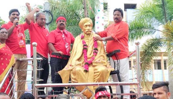     విజయనగరం : గురజాడ విగ్రహానికి పూలమాల వేస్తున్న సిపిఎం నాయకులు