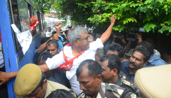 cpm-leader-arrest--police-suppress-on-anganwadi-chalo-vijayawada5