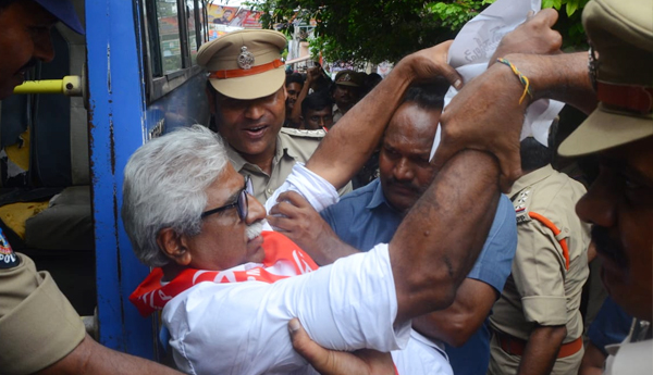 cpm-leader-arrest--police-suppress-on-anganwadi-chalo-vijayawada5