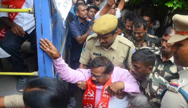 cpm-leader-arrest--police-suppress-on-anganwadi-chalo-vijayawada5