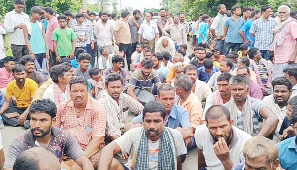 రహదారిపై ఆందోళన చేస్తున్న గ్రామస్తులు