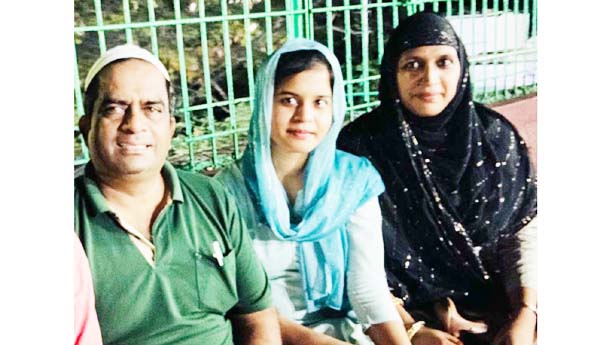    ఎమ్‌డి మొహినుద్దీన్‌, భార్య సంషినిషా, కుమార్తె ఫాతిమా జహీదా (ఫైల్‌)