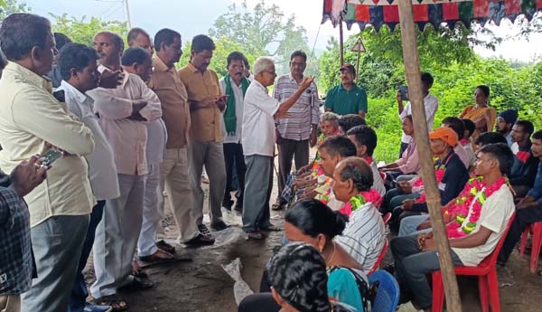 దీక్షలను ఉద్దేశించి మాట్లాడుతున్న ఎపిరైతుసంఘంజిల్లా కార్యదర్శి ఎం.కృష్ణమూర్తి