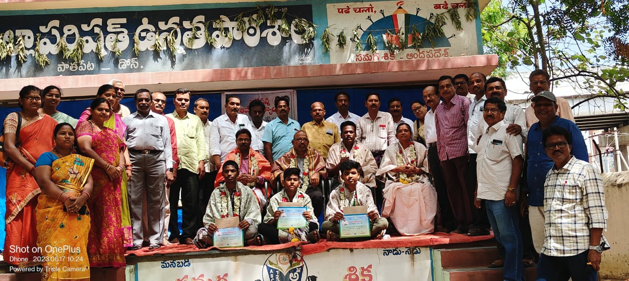  ఉత్తమ విద్యార్థులను, ముఖ్య అతిథులను సన్మానిస్తున్న ఉపాధ్యాయ బృందం