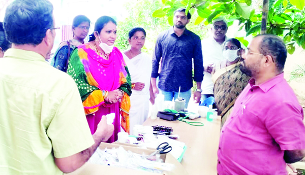 పినతాడివాడలో వైద్య శిబిరాన్ని పరిశీలిస్తున్న డిఎంహెచ్ఒ భాస్కరరావు