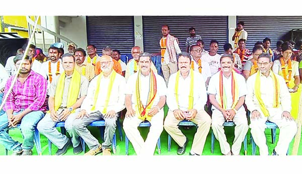 డెంకాడ.. నాతవలసలో దీక్షలు చేస్తున్న టిడిపి సీనియర్‌ నాయకులు కంది చంద్రశేఖర్‌రావు, నాయకులు, కార్యకర్తలు