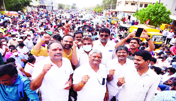 ఉద్యోగ, ఉపాధ్యాయ జనసంద్రాన్ని ఉద్దేశించి ప్రసంగిస్తున్న సిఐటియు రాష్ట్ర అధ్యక్షులు సిహెచ్‌ నర్సింగరావు, 