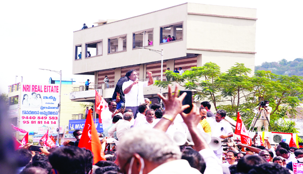 పిఆర్‌సి,సిపిఎస్‌ రెండు విషయాల్లోనూ ప్రభుత్వం అన్యాయం చేసిందని నిరసన తెలియచేస్తున్న ఉద్యోగి