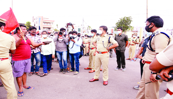 నలువైపుల నుంచి పోరు కెరటాలై దూసుకొస్తున్న ఉద్యోగులు, ఉపాధ్యాయులు 