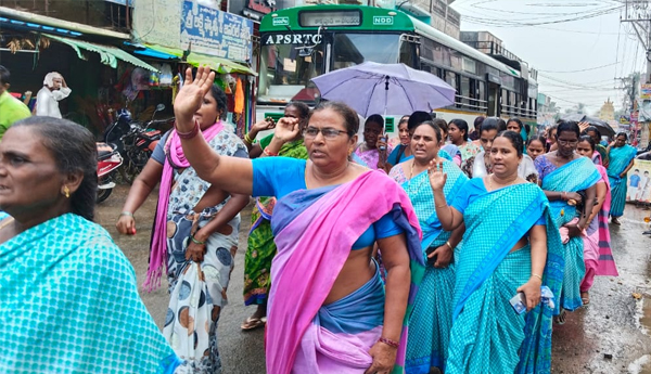 eg-police-suppress-on-anganwadi-chalo-vijayawada
