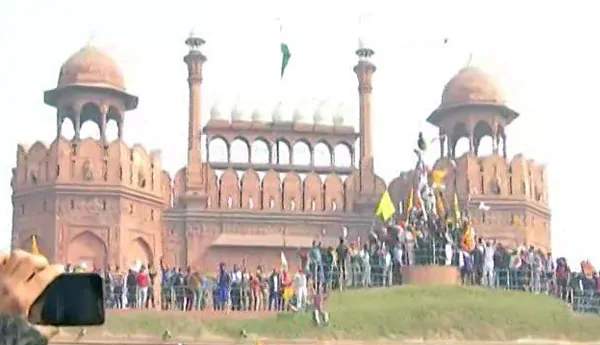 ఎర్రకోటపై ఎగిరిన రైతు జెండా...ఢిల్లీలో ఉద్రిక్తత