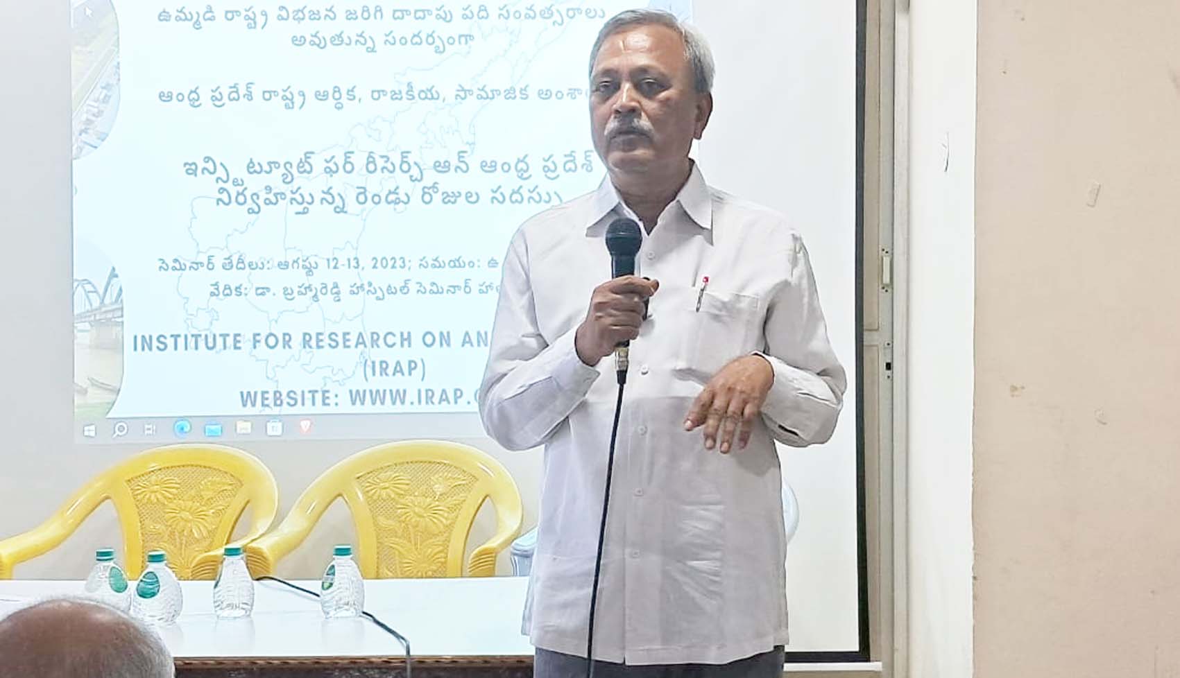 కార్మికుల స్థితి గతులను వివరిస్తున్న ఎంఏ.గఫూర్