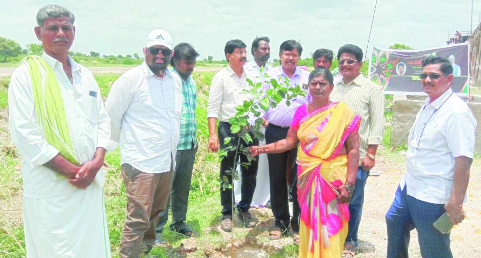 గోనెగండ్లలో మొక్కలు నాటుతున్న డిపిఒ
