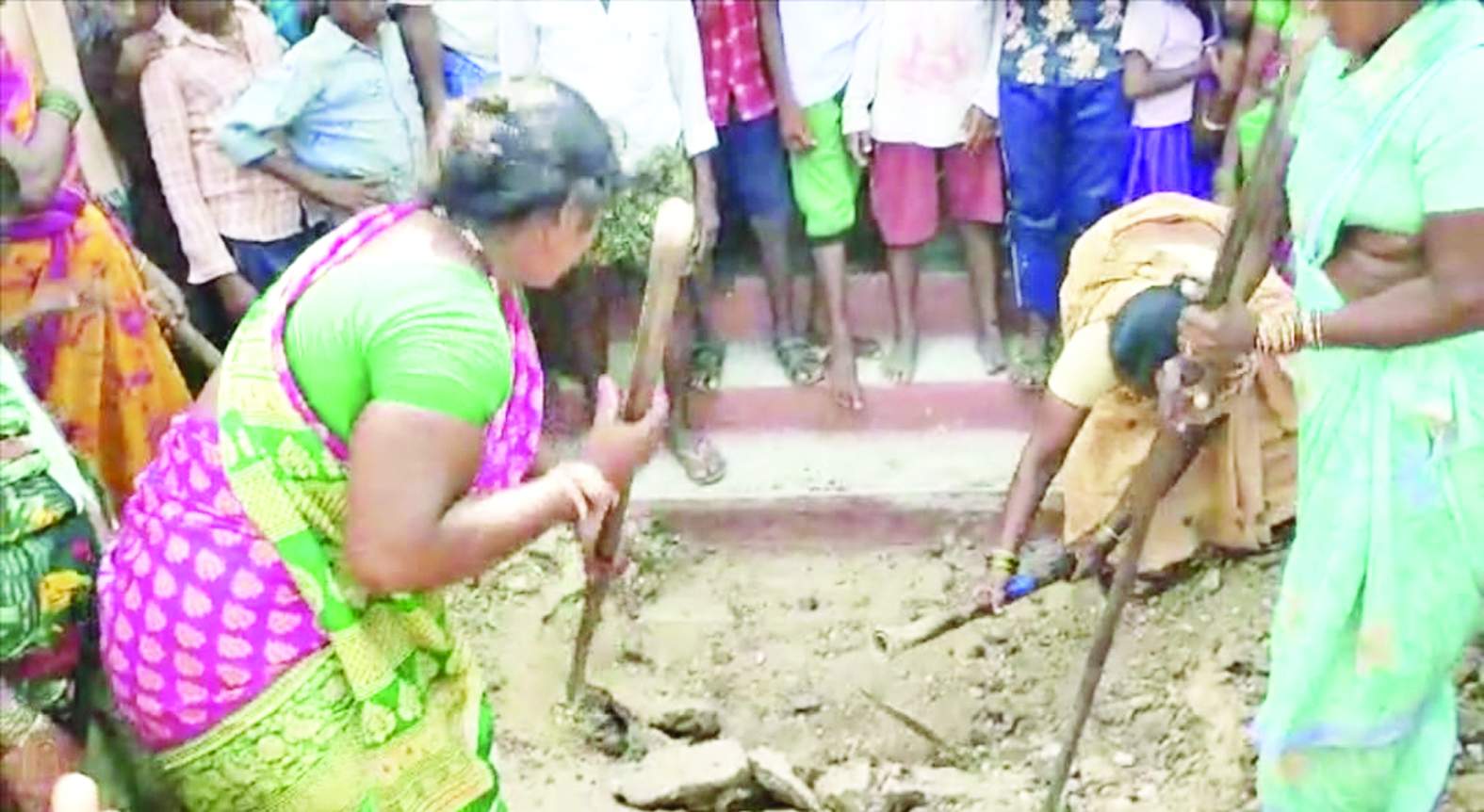 సచివాలయం ముందు గుంత తీస్తున్న గ్రామస్తులు