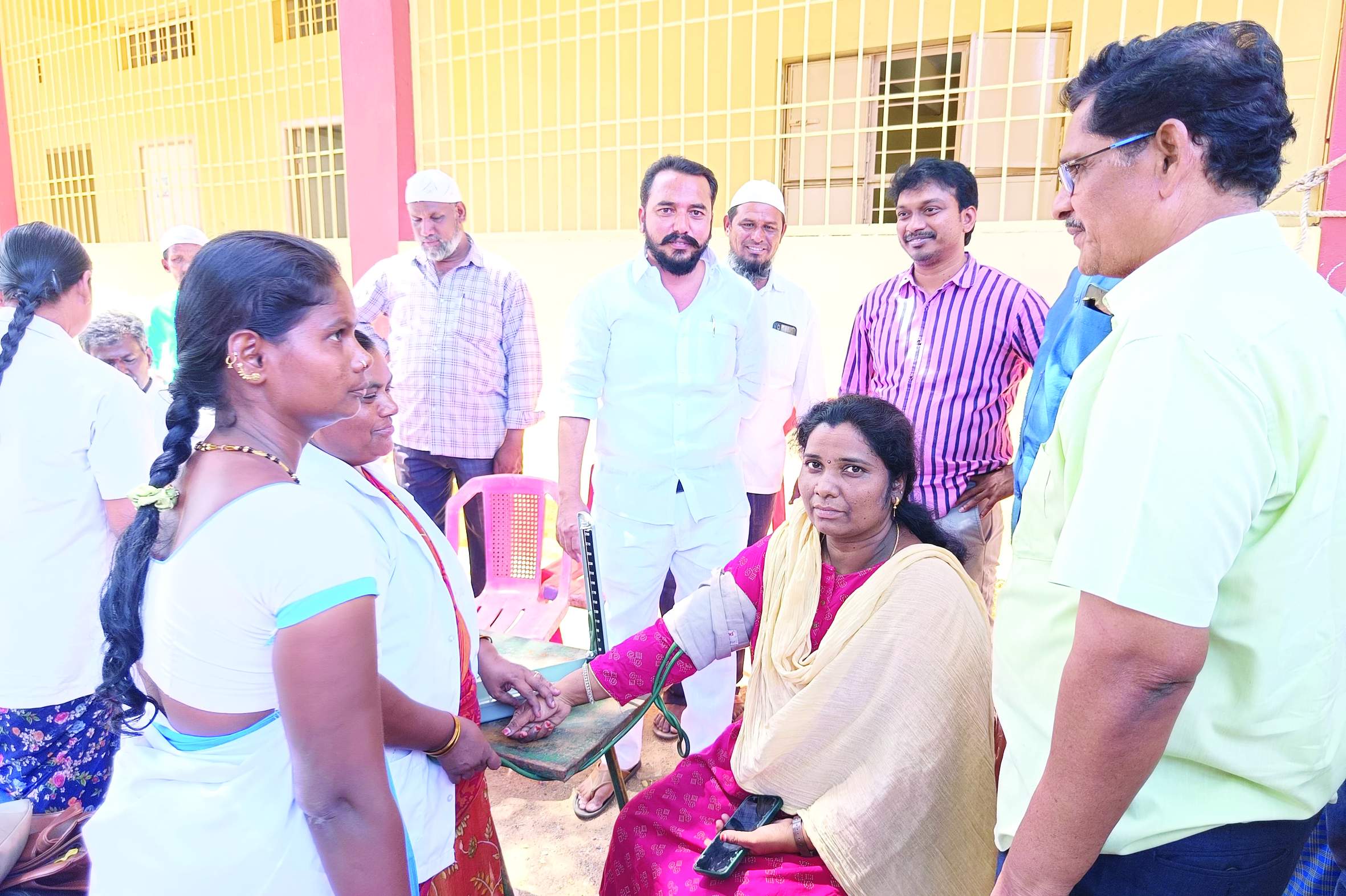 గోనెగండ్లలో వైద్య పరీక్షలు నిర్వహించుకుంటున్న సర్పంచి హైమావతి